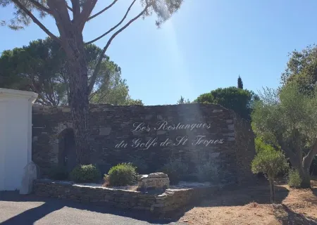 Appart Grimaud sea view (Les Restanques du Golfe de St Tropez) Отели рядом с достопримечательностью «Camping Les Mûres»