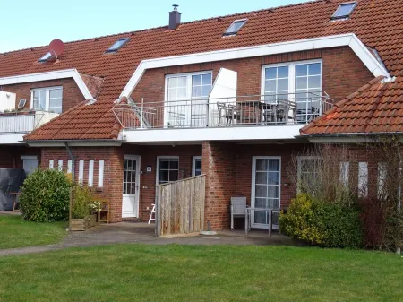 Apartment SEERÄUBER in a quiet location, balcony, only 300m to the green beach