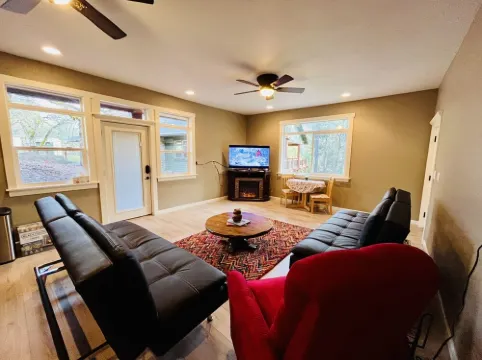 Luxury studio in the private hillside of Trail. Wi-Fi & Pet Friendly!
