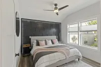 NEW!!! Modern cottage and perfect location! Publix Super Market at Buckwalter Place附近的飯店