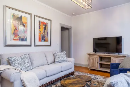 Lovely 2 BR apt, free parking, downtown Lewisburg