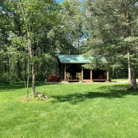 Cozy cabin for 2 on Shipman Lake. Peace and tranquility surround you.