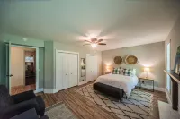 Lake House near Big Bear Resort & Marina, Malcolm Creek Marina and King Creek Hotels near Benton Bark Park