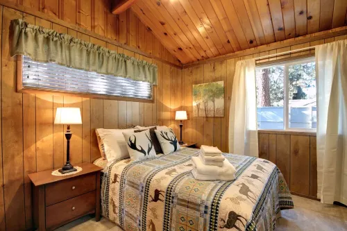 4 Bedroom cabin, dog friendly with large private fenced yard and EV charger