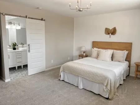 NEW remodel w pool - close to ASU/Scottsdale/Spring training Отели рядом с достопримечательностью «Painting with a Twist»