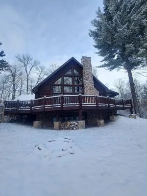 Large cozy log cabin in Wisconsin, Close to miles of ATV/ UTV trails Hotel di Clam Falls