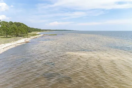 Peaceful Coastal Retreat! Pool and Beach, Book Now and Bring Your Boat!