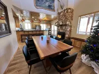 Cozy, 3-story, luxury cabin in the heart of Summerhaven!