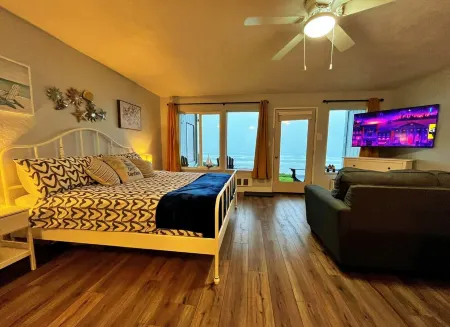 1st floor Oceanfront studio with king bed and hot-tub & AC Отели рядом с достопримечательностью «Порт оф Ньюпорт - Коммершиал Марина»