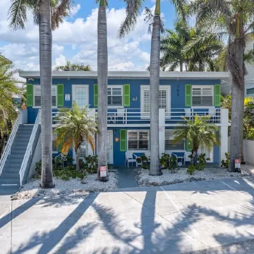 Villas By The Sea #2, Anna Maria Island Condo, one block from beach, heated pool Отели рядом с достопримечательностью «Пляж Кортес-Бич»