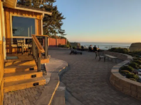 Sparkling Clean, Private & Quiet! Amazing Ocean Views [4]