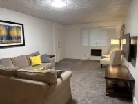 Cozy Corner at College Center of Town Sleeps 4 - Homestays