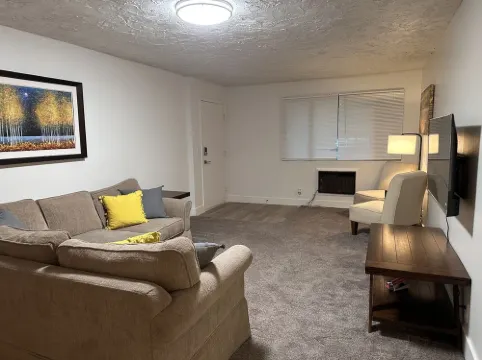 Cozy Corner at College Center of Town Sleeps 4