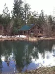Riverfront Log Cabin, minutes away from your outdoor adventure - Hytter
