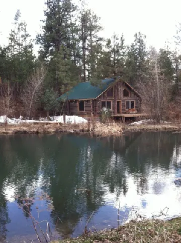 Riverfront Log Cabin, minutes away from your outdoor adventure