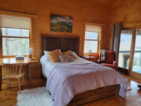 Quiet 3 bedroom cabin in the woods, amazing mountain and lake views, huge deck
