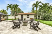 Vanderbilt Villa - 5bd, 3bth home & pool house near Vanderbilt Beach