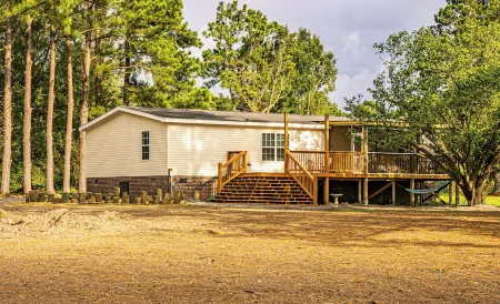 Charming 3-bedroom house on the water with a dock, close to Belhaven & Bath NC.