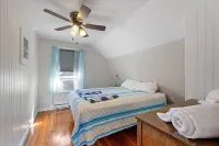 Steps to Hampton Beach and all entertainment! 4 bedrooms, pet friendly! Hotels in Hampton