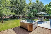 2-bedroom Home with Hot Tub near Granbury Square Hotel a Granbury