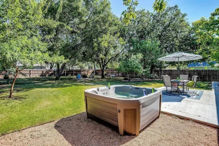 2-bedroom Home with Hot Tub near Granbury Square