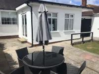 3 bed Bungalow Penrhyn Bay nr Beach Llandudno dog friendly with drive for 2 cars