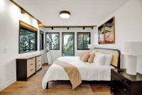Luxury 4-bedroom house with Spa, Pool Table, and Amazing views! Close to Campus! Hotels near Island Park