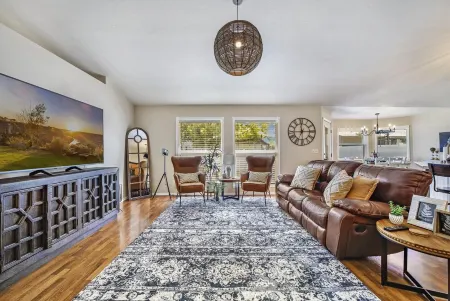 NEW! Park Meadow. Near St. Luke’s, Clean 4 bedroom, 2 bathroom.