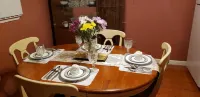 Relax and rejuvenate in this Hideaway Apartment close to public transportation . 미도우브룩 가든스 주변 호텔