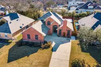 Rockwall Lux Retreat💥Pool&Spa💥Covered Patio-5min walk downtown-Parks-Trails-Lake Hotels near Shenaniganz Entertainment Center