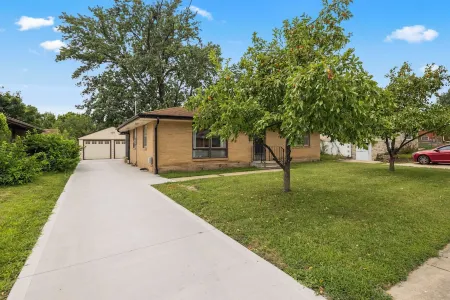 Welcome to Tiny's House. Your 3 Beds, 1 Bathroom Cozy Retreat in des Moines Отели в г. Полк