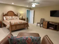 Lrg Home w/Lrg Pool, BBQ Island, Hot Tub in Serene Area South of El Paseo, Shops