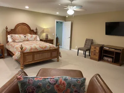 Lrg Home w/Lrg Pool, BBQ Island, Hot Tub in Serene Area South of El Paseo, Shops Hotels near The Living Desert Zoo and Gardens