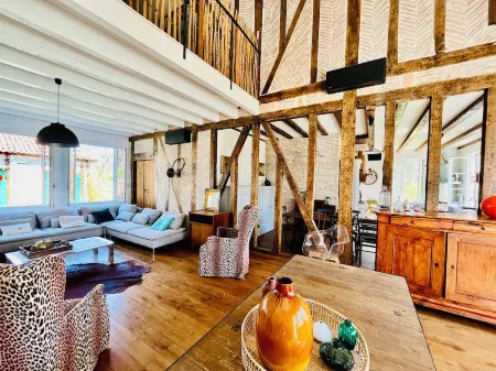 Authentic 19th-century villa 240 M2, private pool, 15 mn from Mimizan. Отели в г. Лю