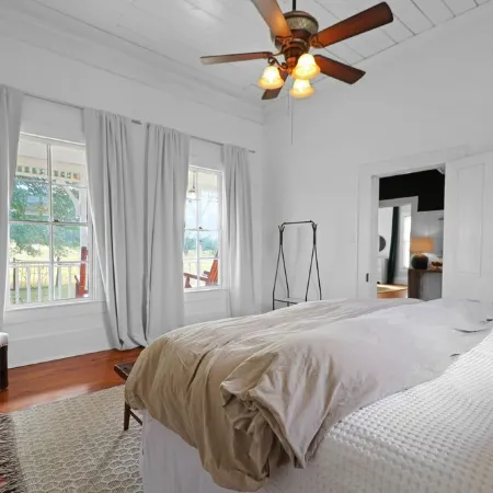 Country Farmhouse close to Texas A&M, wedding venues, & wineries!