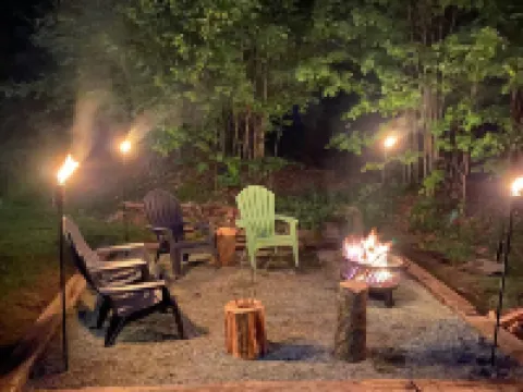 Family/Pet Friendly Cabin w/ Modern Upgrades: Minutes to Mountains, Farms, Lake 倫敦德里酒店