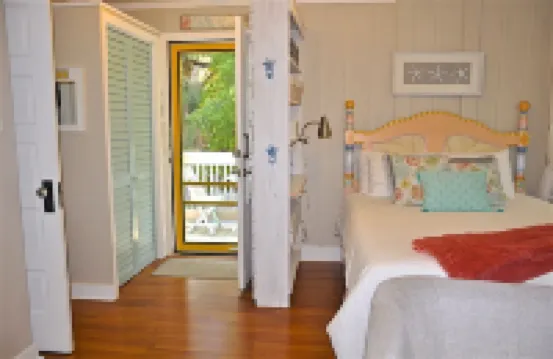 Cute studio with courtyard one block from waterfront parks!