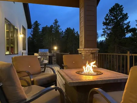 Luxury Home, Lake & Mountains View Around