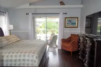 10 miles to Jensen, Hutchinson, and Stuart beaches-  Amazing 3/2 w  private pool Hotels near Spruce Bluff Preserve