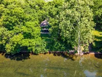 Waterfront Cabin - Family and Dog Friendly Hotels in Hardy County
