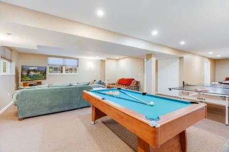 Luxury 4BR Chalet-5 Mins. to Pool/Lake/Ski-Game Room in Basement