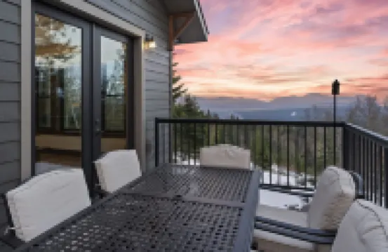 Gorgeous mountain getaway - VIEWS - HotTub - Private - Wildlife - Close to town