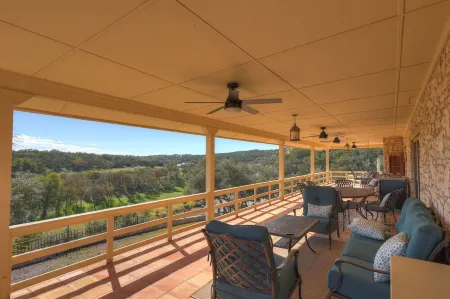 "The Cliff House" Riverfront with incredible views! Sleeps 18!