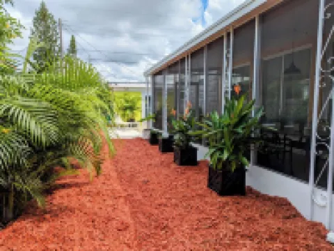 No Sharing! This Casita is  Private. Full Kitchen,Yard, Screened Lanai Hotels in Holiday