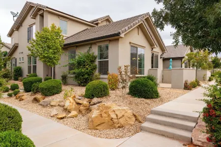 Newly Renovated Townhome. Pet Friendly! St. George