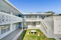 Bright Pompano Beach Aparthotel: Poolside Bliss Just Steps from the Shore!