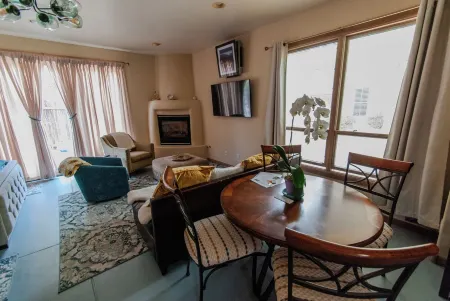 North Sunflower Casita @ SantuaRio Grande - Cozy Casita+Fireplace+Private Patio