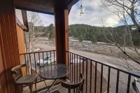 Cozy Mountain Bungalow Hotels in Angel Fire