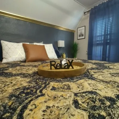 Newly Renovated Stylish 3rd Floor Apartment 5 mins from Country Club Plaza