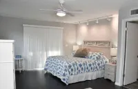 Cozy, ground floor apt 5 min walk to bch. PET friendly. FREE bottle of PROSECCO